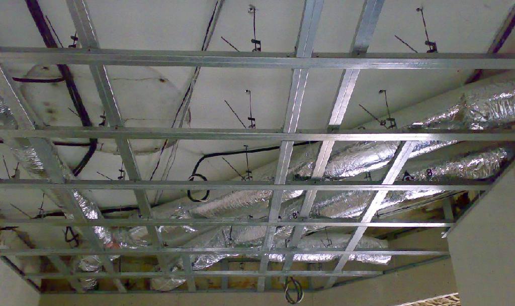 Монтаж подвесного потолка из гипсокартона