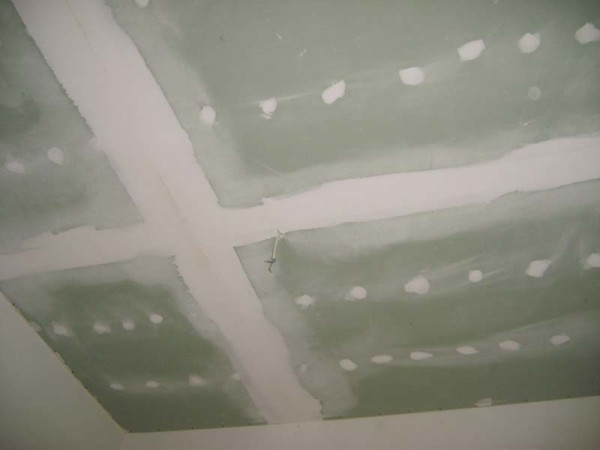 Швы и саморезы заделаны; потолок после шлифовки представляет собой идеальную поверхность.