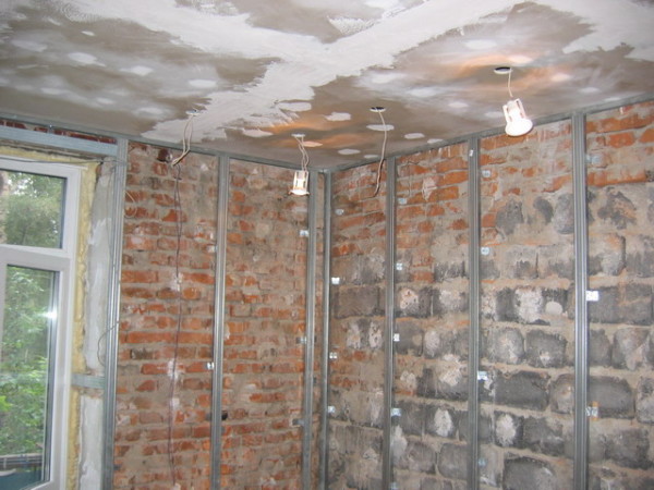 Стены должны быть очищены от старых строй материалов